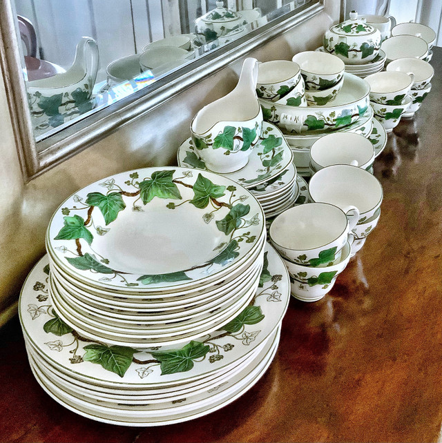 ⭐️70 pieces of VINTAGE Wedgewood Napoleon Ivy china⭐️ in Arts & Collectibles in City of Toronto