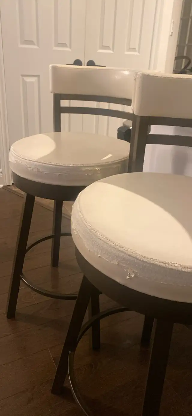 2 counter height swivel stools in Other in Oakville / Halton Region - Image 6