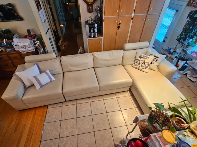 Sectionnel en cuir blanc véritable in Couches & Futons in Trois-Rivières - Image 5