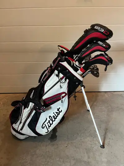 I have a great set of Left Hand Titleist golf clubs for sale. I am willing to sell the complete set...