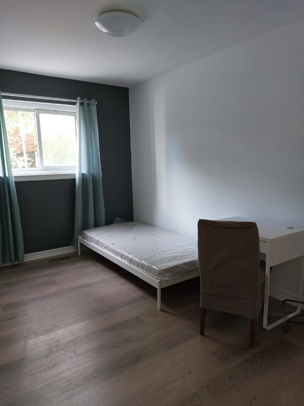 Room For Rent In North York, and utilities included Long