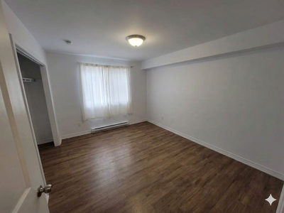 JOLI 5 1 /2 À LOUER À MONTRÉAL DISPONIBLE 1ER JUILLET 2026 SITUÉS AU DEUXIÈME ÉTAGE D'UN TRIPLEX CHA...