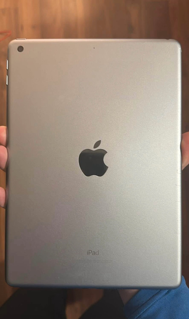 iPad 5th gen (2017 Model) 32GB in iPads & Tablets in Fredericton - Image 2