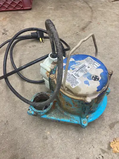 Good working condition 1/3 Hp Submersible pump to empty pool/spa