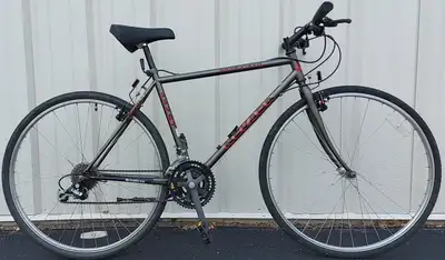 * THIS 21-SPEED COMMUTER RIDES JUST AS GREAT AS IT LOOKS * FEATURES: > 18-inch FRAME in excellent co...