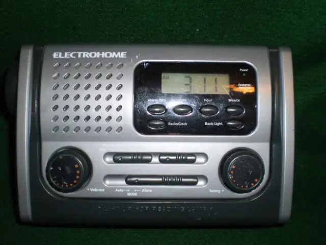 Portable Radios, Emergency Rechargeable Shortwave in General Electronics in City of Toronto - Image 4