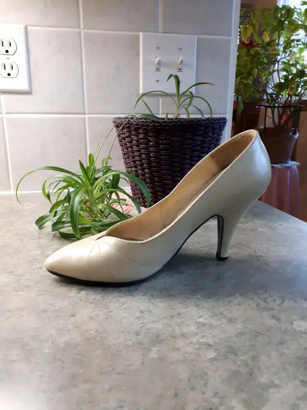 Classic high heel pump (size 7.5) in Women's - Shoes in Edmonton - Image 4