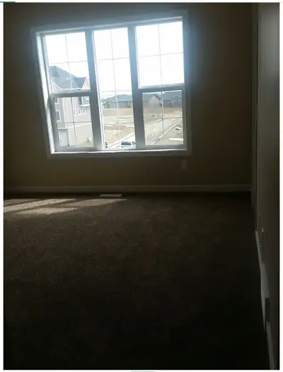 A 3 Bedroom Townhouse with 2/5 Bathrooms for Rent!