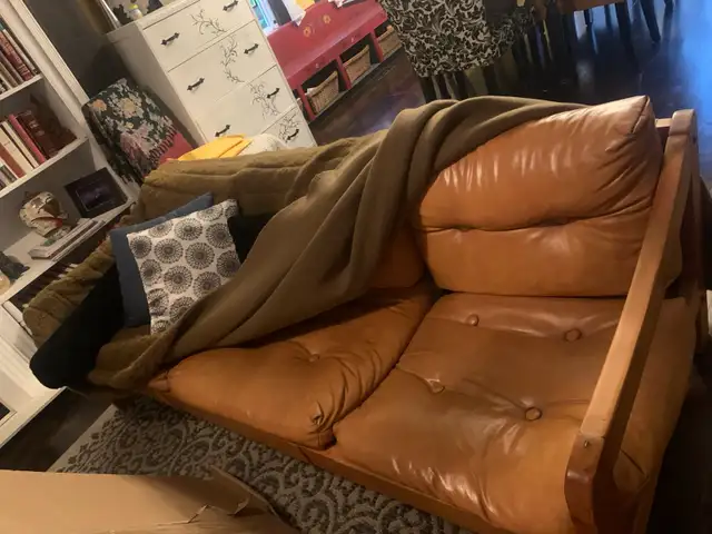 Leather Tufted Sofa in Couches & Futons in Kitchener / Waterloo - Image 3