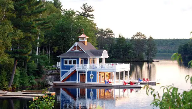 Muskoka cottage on Lake of Bays in Ontario in Canada - Image 2
