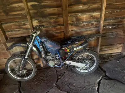 Yz250 1996 à vendre Pour rider ou pièces J’ai les papier du bike Seul année de fabrication 96 unique...