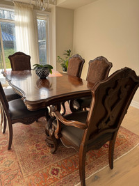 Beautiful extendable dining table with 6 chairs