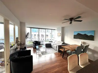 Fully Furnished 2 bedroom + den in a perfect prime location! Availale NOW The open-concept living an...