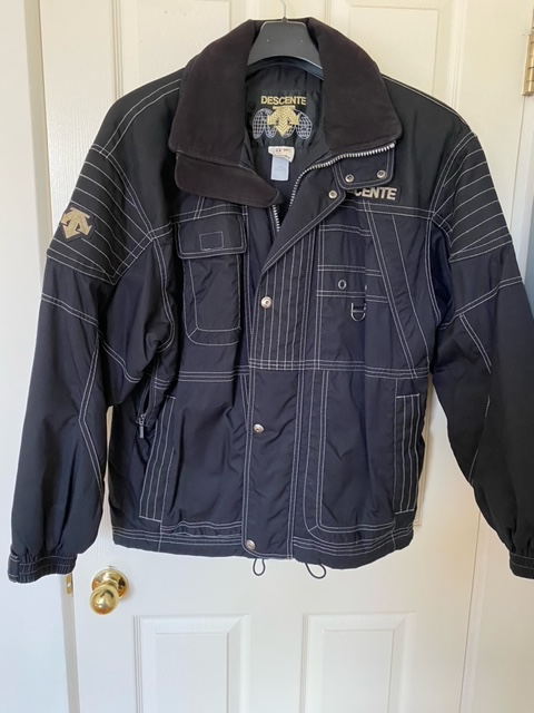 90'S VINTAGE MEN'S BLACK DESCENTE SKI JACKET in Men's in Downtown-West End - Image 2