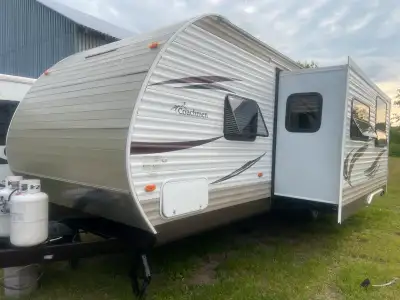 2014 Coachman Catalina 29ft. with double rear bunks which can sleep 4 kids easily. Queen bed in the...