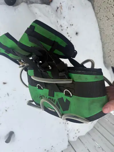 Used one season notch belt and good aluminum spurs text or call 7802240989