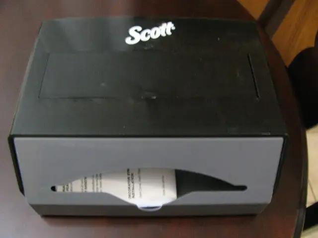 SCOTT  TOWEL DISPENSER in Industrial Kitchen Supplies in Norfolk County - Image 2