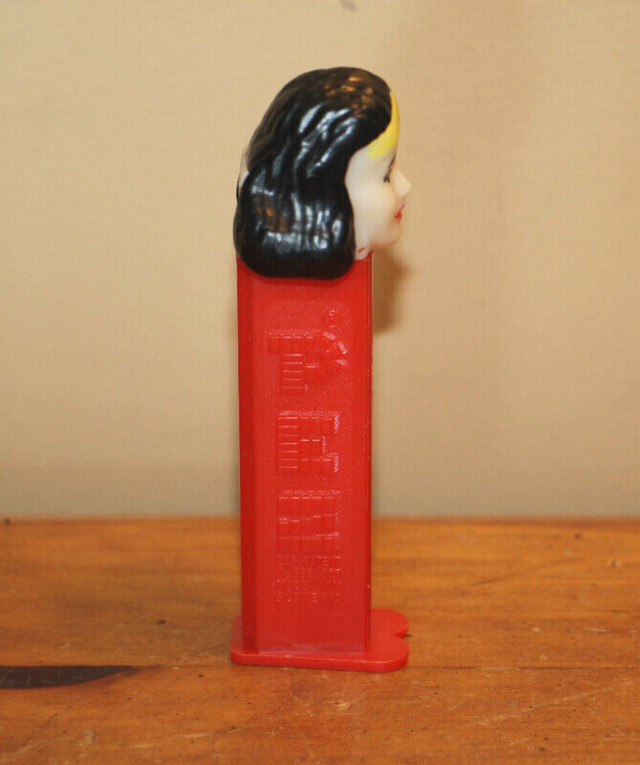 Vintage Wonder Woman Pez in Arts & Collectibles in London - Image 4