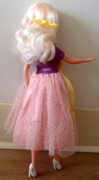 5$ - Petite poupée mignonne, genre Barbie, avec sa garde-robe