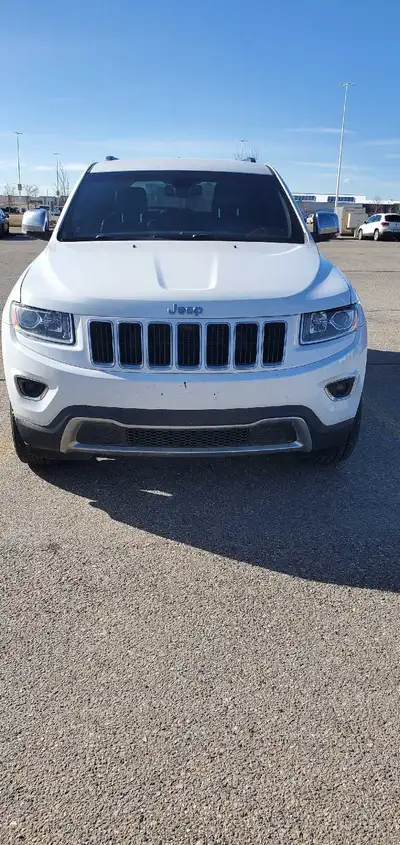 2015 Jeep Grand Cherokee Limited in excellent condition. Heated steering, Heated front and back seat...