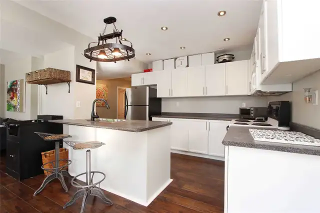 Furnished all Inclusive Free Wifi Room for rent in Room Rentals & Roommates in City of Toronto - Image 3