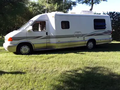Winnebago Rialta HD à vendre, en bon état, prêt à partir. Kilométrage : 172,107 km. Couleur extérieu...