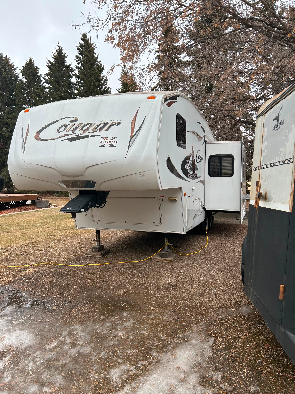 2011 Cougar X-lite 5th Wheel Trailer in Travel Trailers & Campers in Strathcona County