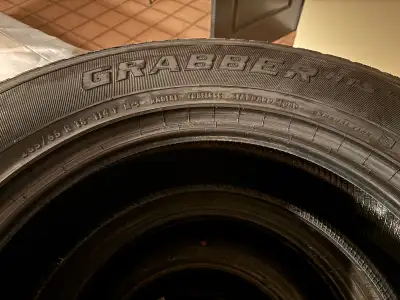 J'offre un ensemble de quatre pneus NEUFS Général Tire Graber HTS60 de taille 265/65R18, parfaits po...