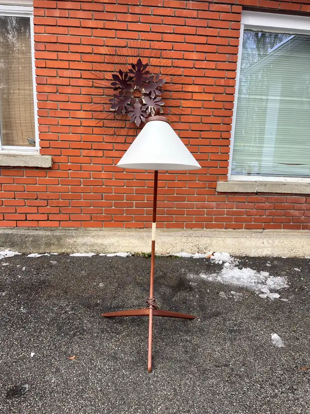 Lampe sur pied vintage en teck danois MCM Teak Bow Arc Lamp in Indoor Lighting & Fans in City of Montréal - Image 4