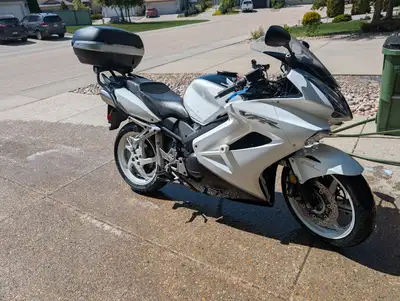 Selling my 2009 Honda VFR800 Interceptor, a true sport-touring icon with bulletproof Honda engineeri...