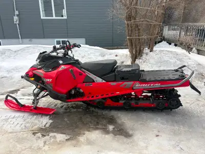 Très propre Millage: 5531 km Chenille: 20 po avec crampons 2.4 po Équipements: - Connecteur de visiè...