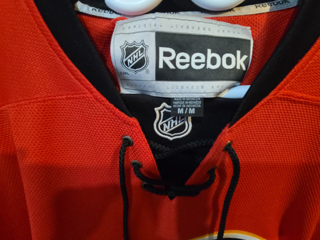 Calgary Flames Offical NHL Reebok Jersey, Size M in Men's in Calgary - Image 3