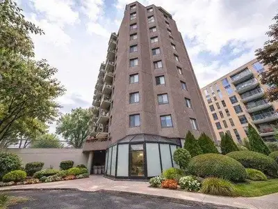 Beautiful 3 bedroom waterfront condo on 1 st floor. High end kitchen 5 Appliances Close to new Aquac...