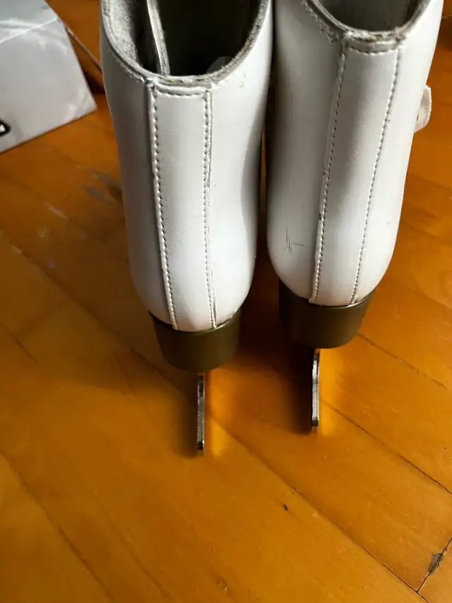 Ice skates size 7 US Women - Patins taille 7 US Femmes in Skates & Blades in Laval / North Shore - Image 4