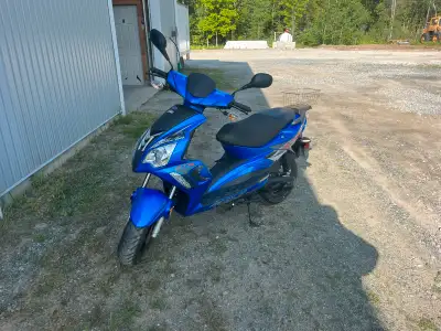 Beau scooter 2020 en très bon état! Tune up fait au début du printemps 1 pneu neuf Seulement 4,751 k...