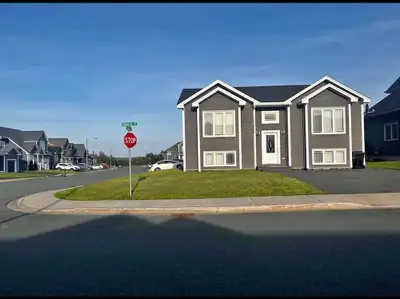 Beautiful top floor apartment Southlands Rental! 3 bedroom, 3 baths Washer and Dryer In Unit Pet Fri...