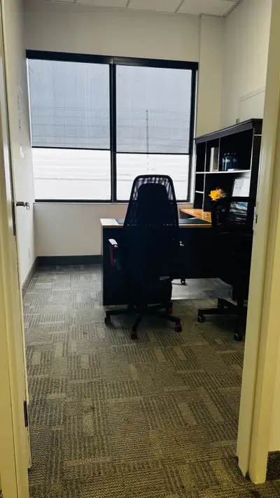 Window room for rent $550 1 Office room for rent available immediately on Torbram & Drew Road, Missi...