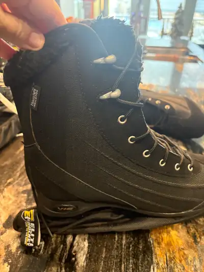 Unisex black VIC thinsulate skates size 10, View more