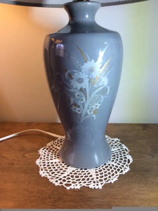 Vintage Hand Painted GREY PORCELAIN TABLE/DESK LAMP - Looks New! in Indoor Lighting & Fans in City of Toronto - Image 3