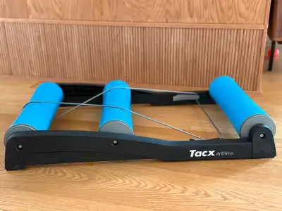 Utilisé seulement quelques fois, en excellent état. Compact, pliable, parfait pour l’entraînement de...