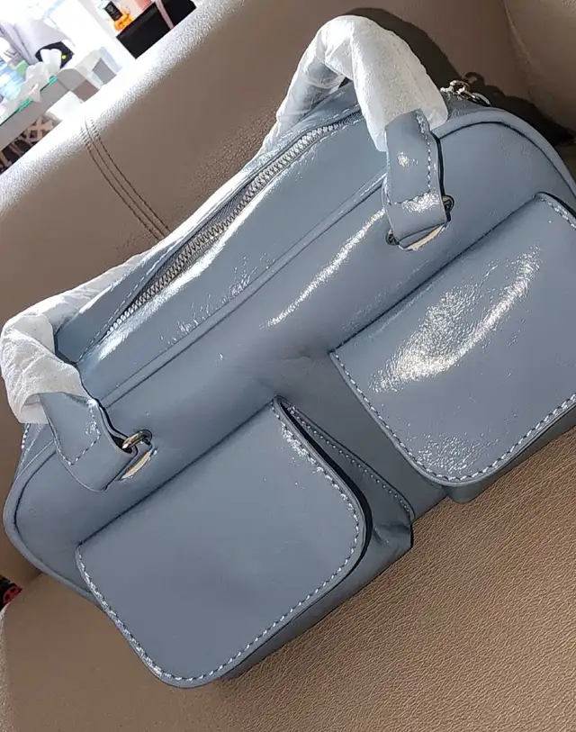 Light Blue Handbag with Pockets in Bags & Luggage in Mississauga / Peel Region - Image 2