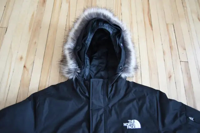 The North Face McMurdo Bomber Down Jacket Youth Boys XL (18/20) in Kids & Youth in Edmonton - Image 3