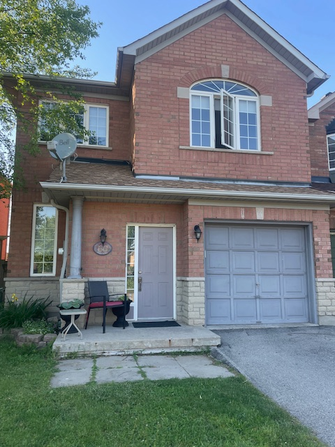 Welcome to this spacious and well-maintained end-unit townhouse located in one of Ancaster's most de...