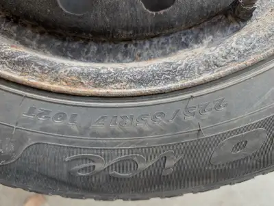 Vend 4 pneus hiver montés sur jantes tôle 225/65/R17 102T été montré sur un Dodge journey . Peuvent...