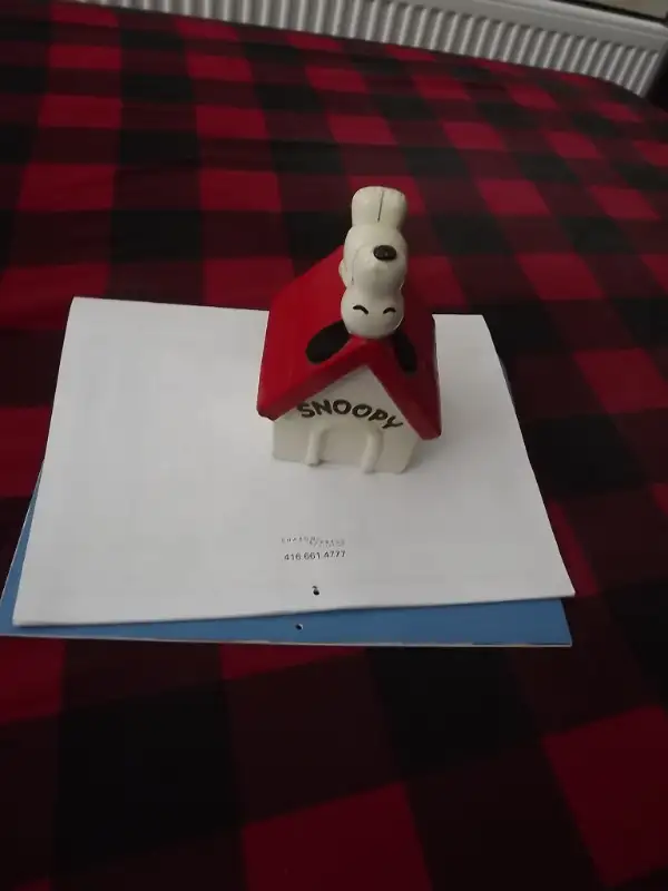 VINTAGE CERAMIC "SNOOPY DOGHOUSE" PEANUTS PIGGY BANK in Arts & Collectibles in City of Toronto - Image 6