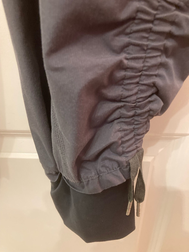 Lululemon size 4 in Women's - Bottoms in Strathcona County - Image 2