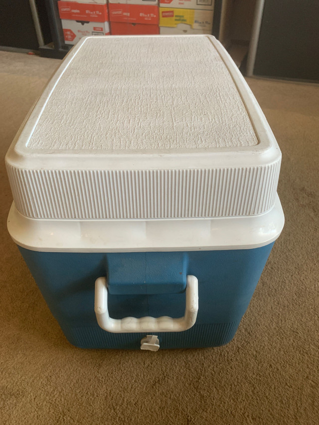 Large camping cooler in Fishing, Camping & Outdoors in Strathcona County - Image 4