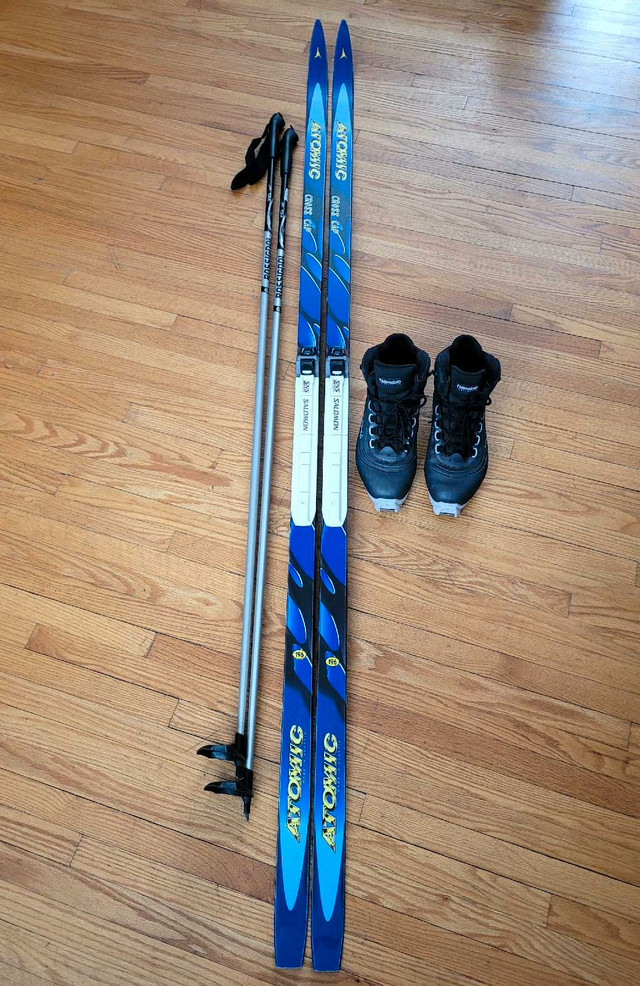 Cross Country Ski set - Mens 9.5 - 11.5 / Womens 10.5-12.5 - Wax in Ski in Winnipeg