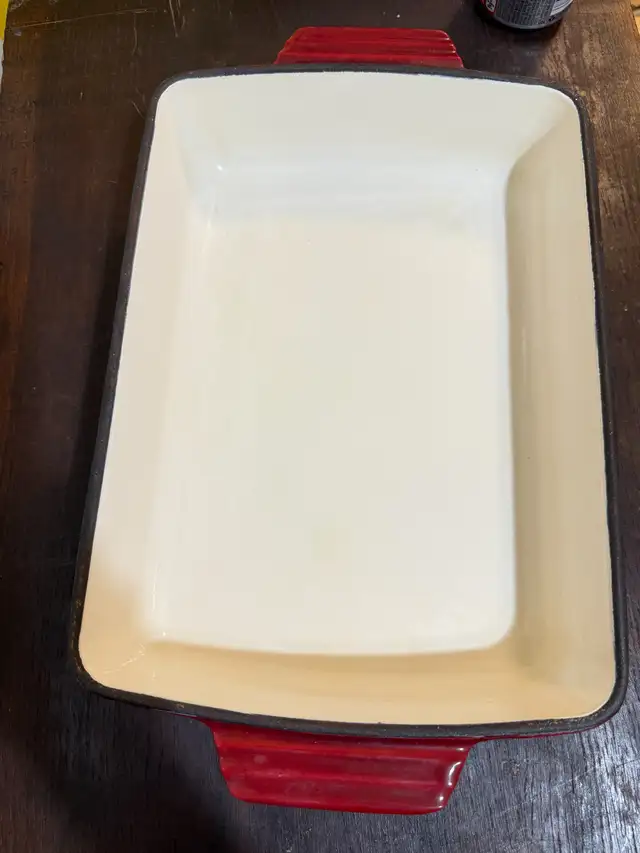 EUC Wolfgang Puck Red Enameled Cast Iron Lasagna Casserole Pan in Kitchen & Dining Wares in Oshawa / Durham Region - Image 3