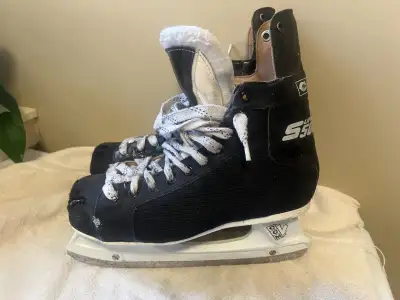 CCM Super 500 Hockey Skates: SIZE 8, View more